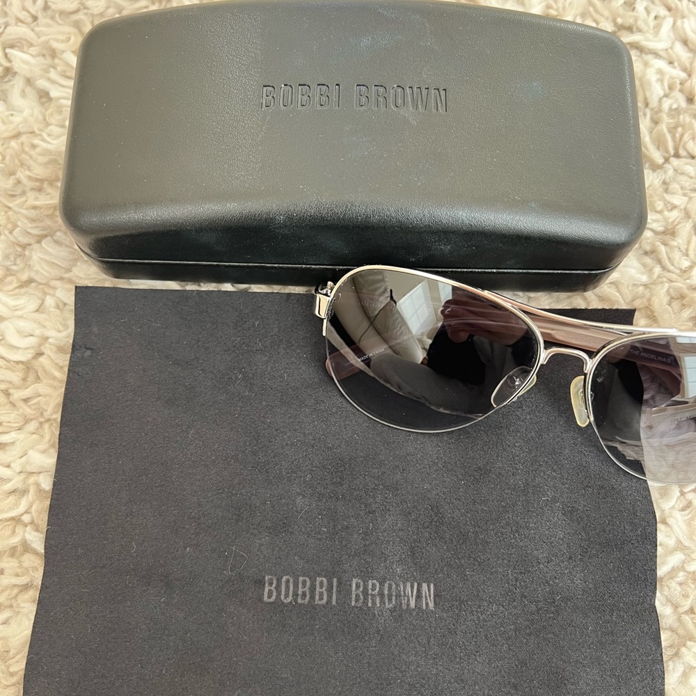 Bobbi Brow Aviator sunglasses with microfiber cloth and glasses case.